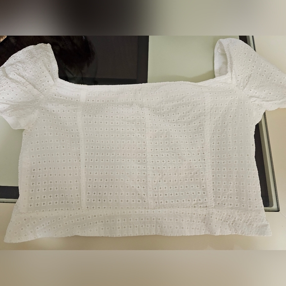 SOLD.Gianni Bini Eyelet Paloma Crop Off The Shoulder Top. Size XL. - Picture 9 of 10